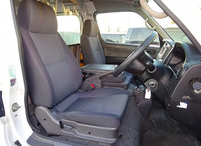 Nissan Caravan Van full