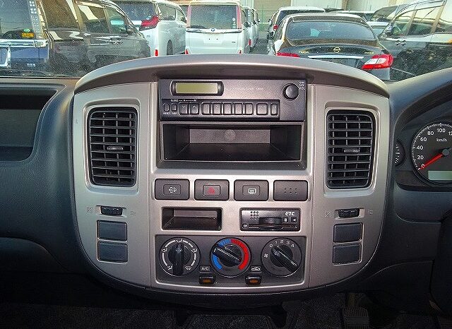 Nissan Caravan Van full