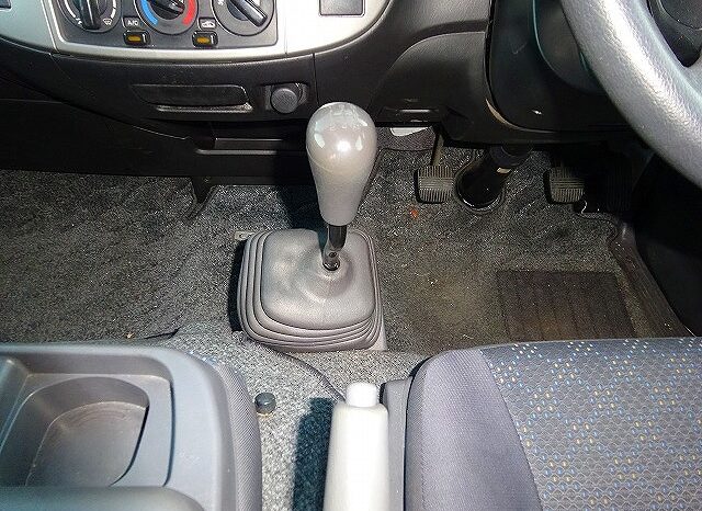 Nissan Caravan Van full