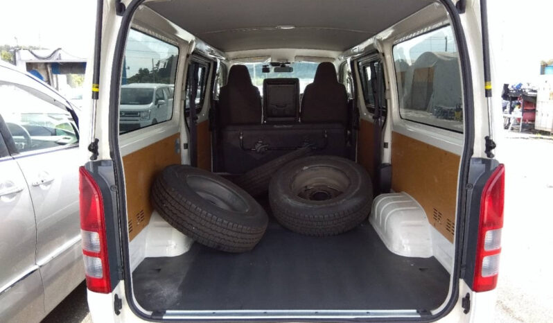 Toyota Hiace Van full