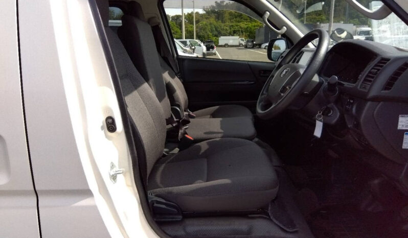 Toyota Hiace Van full