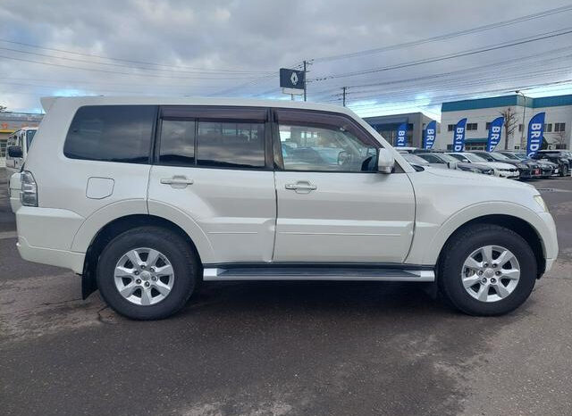 Mitsubishi Pajero (Reserved) full