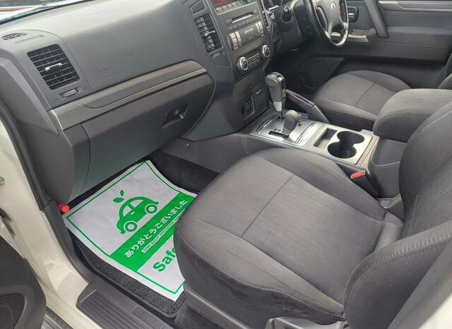 Mitsubishi Pajero (Reserved) full