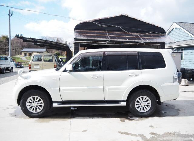 Mitsubishi Pajero (Reserved) full
