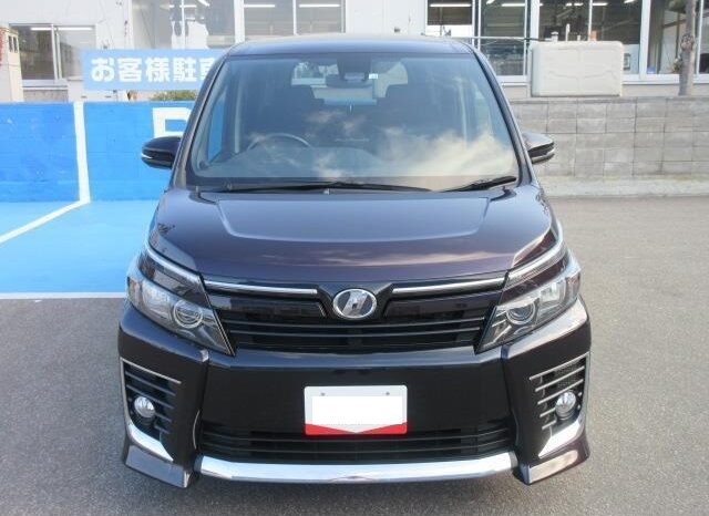 Toyota Voxy (ZS) full