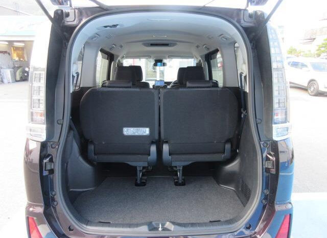 Toyota Voxy (ZS) full