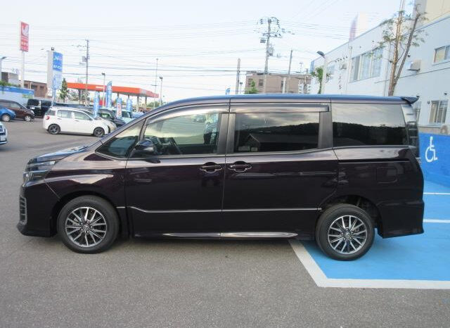 Toyota Voxy (ZS) full