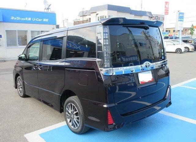 Toyota Voxy (ZS) full