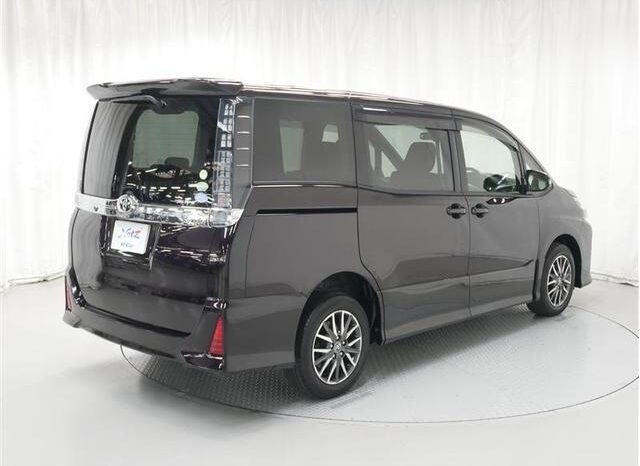 Toyota Voxy (ZS) full