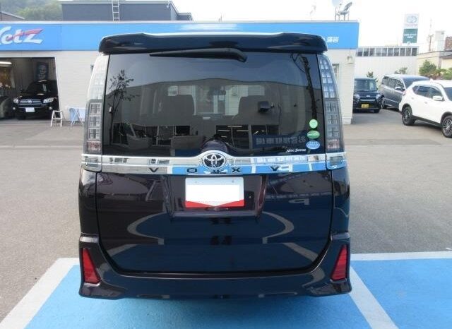 Toyota Voxy (ZS) full