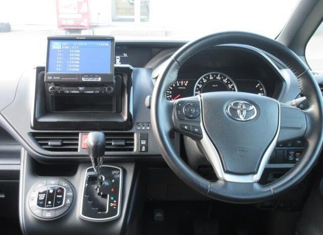 Toyota Voxy (ZS) full