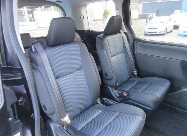 Toyota Voxy (ZS) full