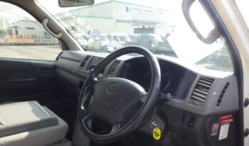 Toyota Hiace Van full