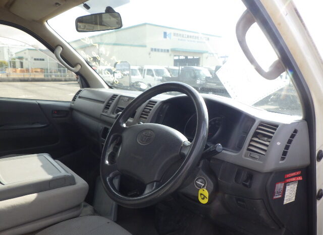 Toyota Hiace Van full