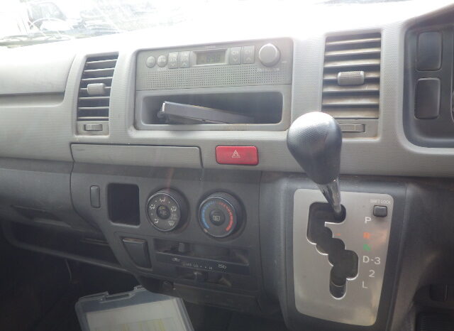 Toyota Hiace Van full