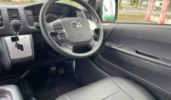 Toyota Hiace Commuter full