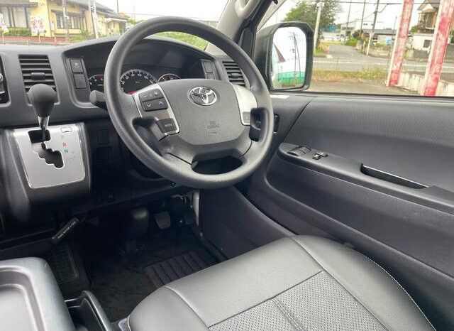 Toyota Hiace Commuter full