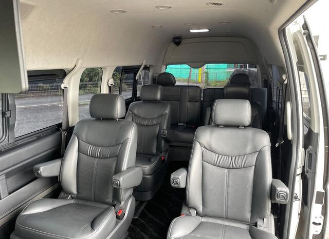 Toyota Hiace Commuter full