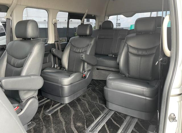 Toyota Hiace Commuter full