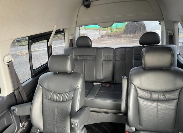 Toyota Hiace Commuter full