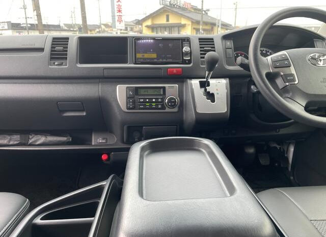 Toyota Hiace Commuter full