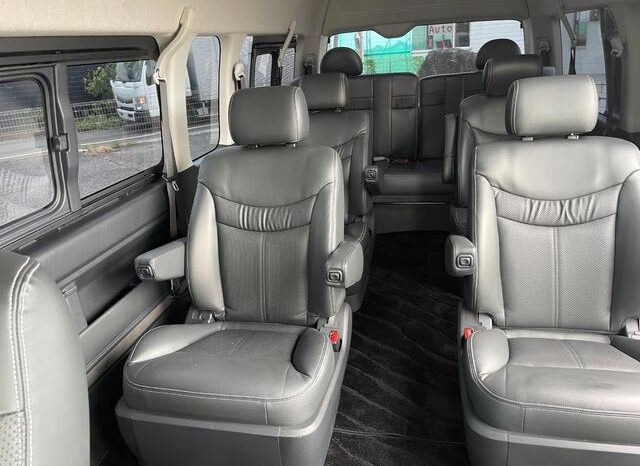 Toyota Hiace Commuter full