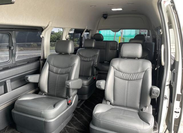 Toyota Hiace Commuter full