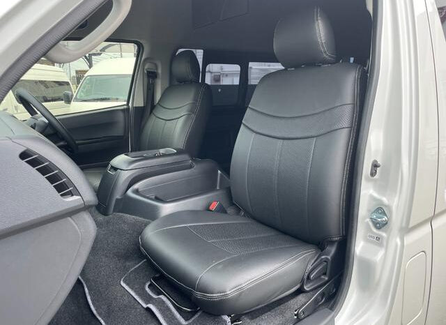 Toyota Hiace Commuter full