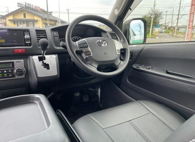 Toyota Hiace Commuter full