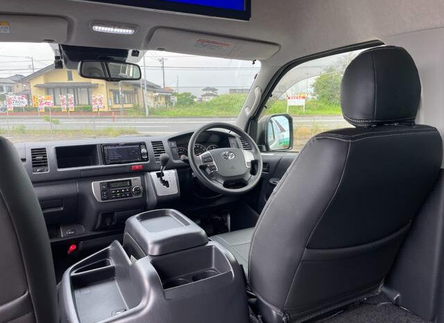 Toyota Hiace Commuter full