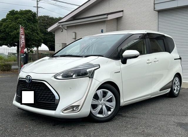 Toyota Sienta Hybrid full