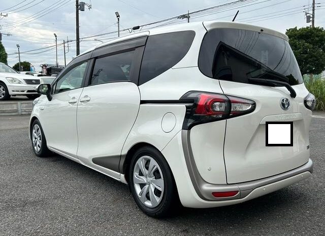 Toyota Sienta Hybrid full