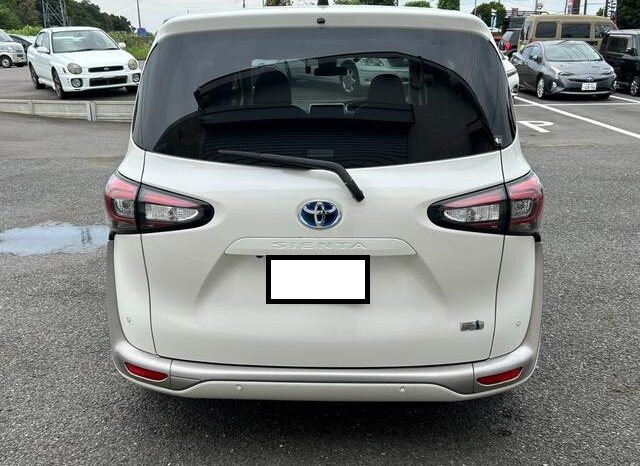 Toyota Sienta Hybrid full