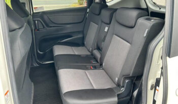 Toyota Sienta Hybrid full