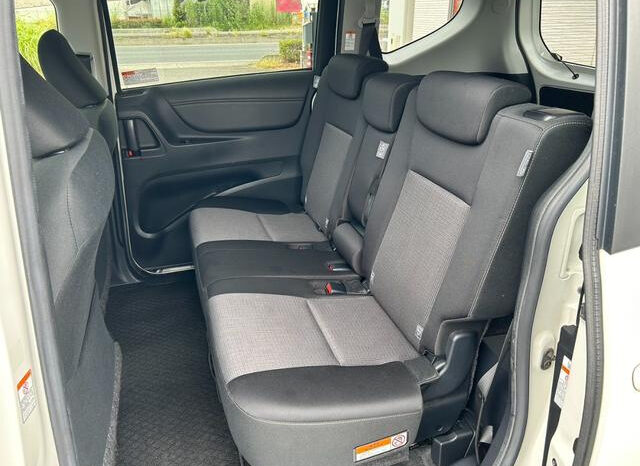 Toyota Sienta Hybrid full