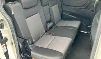 Toyota Sienta Hybrid full