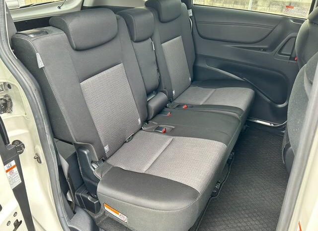 Toyota Sienta Hybrid full