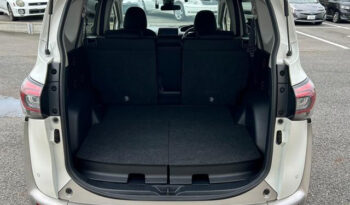 Toyota Sienta Hybrid full