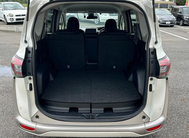 Toyota Sienta Hybrid full