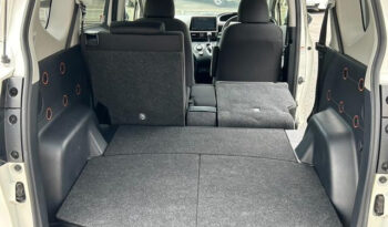 Toyota Sienta Hybrid full