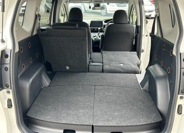 Toyota Sienta Hybrid full