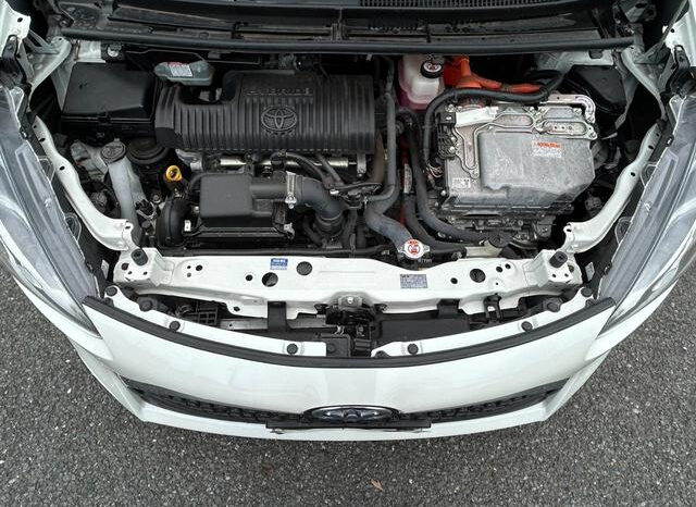 Toyota Sienta Hybrid full