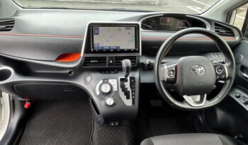 Toyota Sienta Hybrid full