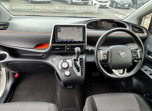 Toyota Sienta Hybrid full