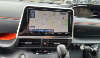 Toyota Sienta Hybrid full