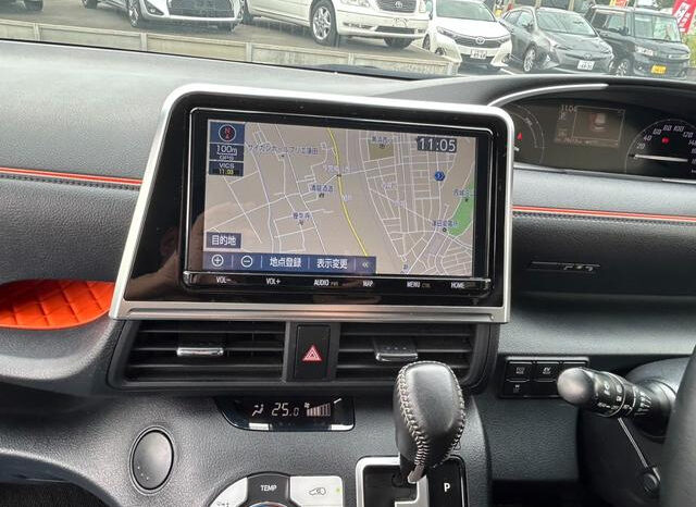 Toyota Sienta Hybrid full