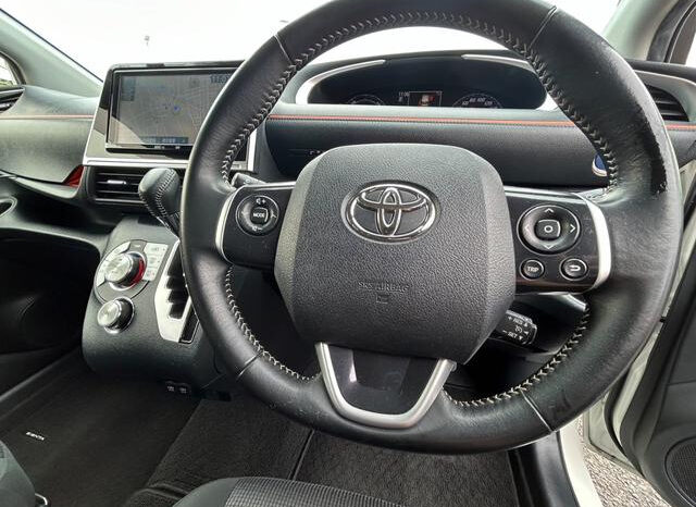 Toyota Sienta Hybrid full