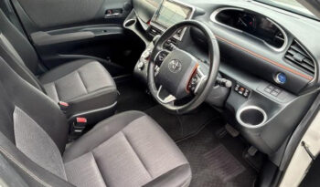 Toyota Sienta Hybrid full