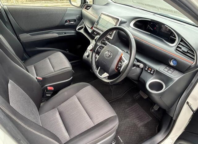 Toyota Sienta Hybrid full