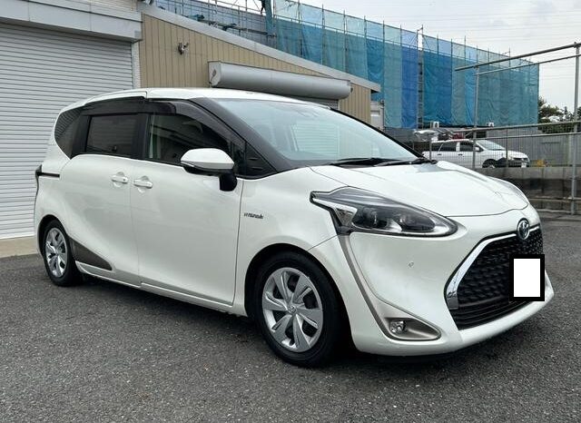 Toyota Sienta Hybrid full